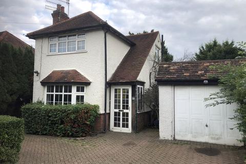 3 bedroom detached house for sale - Bournehall Avenue, Bushey, Hertfordshire, WD23 3AY