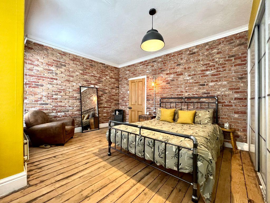 Bedroom 1 (Double)