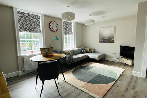 2 bedroom flat for sale - Bagshot, GU19