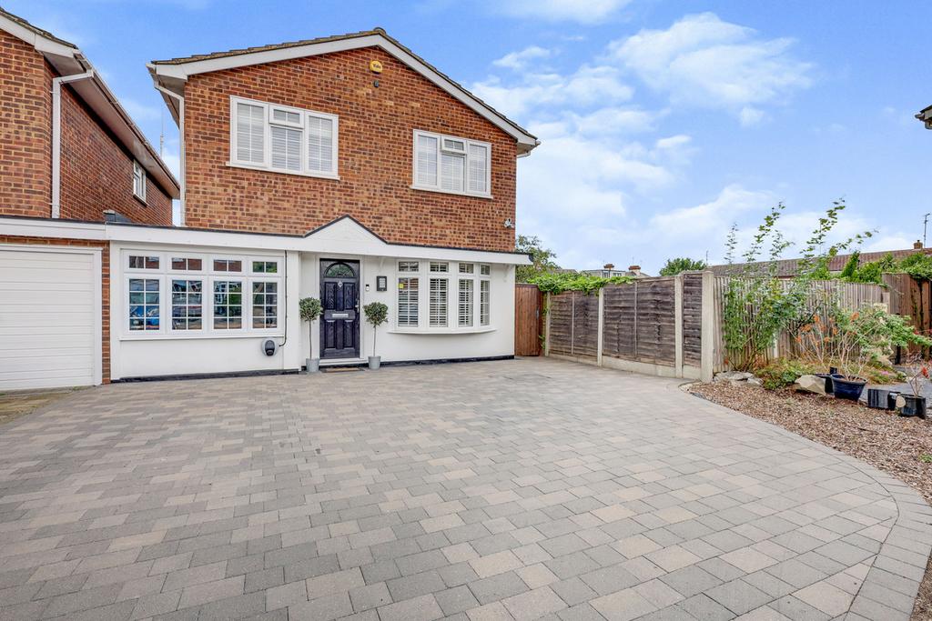 Kennedy Close, Rayleigh, SS6 4 bed detached house for sale £550,000