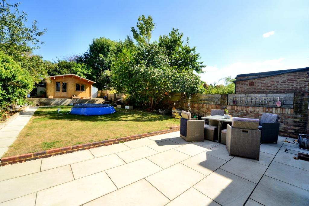 Timbercroft, Epsom, Surrey, KT19 4 bed semidetached house £825,000