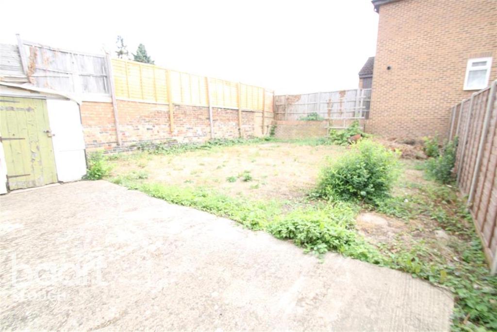 St Johns Road, Slough 2 bed bungalow £1,250 pcm (£288 pw)