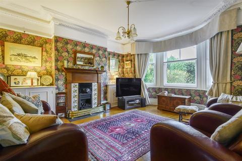 5 Warnham Road, Horsham, RH12 2QS