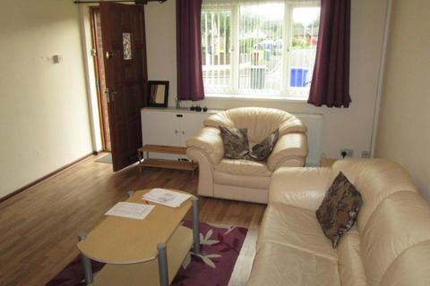 2 bedroom flat to rent, Addison Close, Manchester M13 9SB