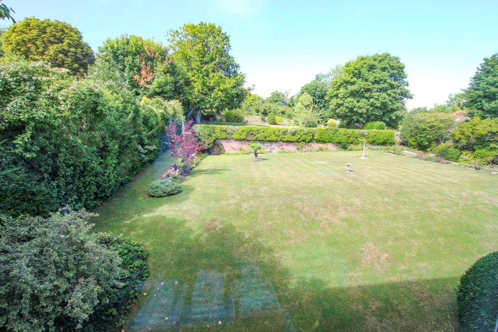 Carlisle Road, Eastbourne, BN20 7TD 2 bed flat for sale £275,000
