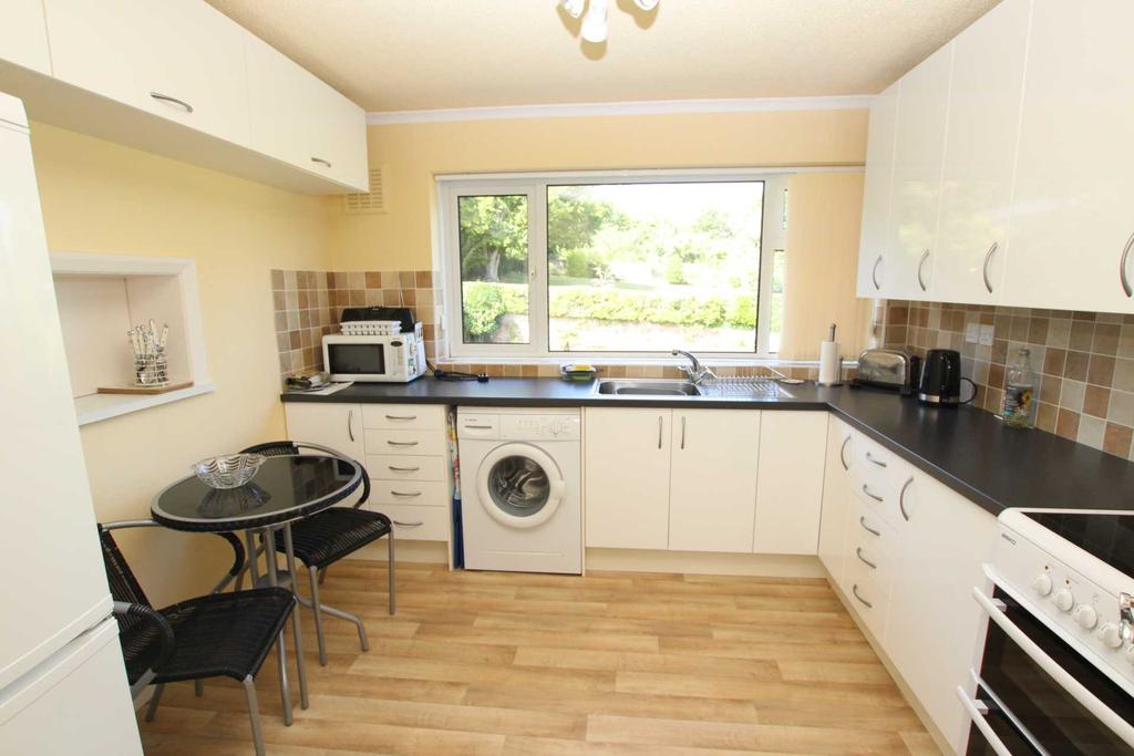 Carlisle Road, Eastbourne, BN20 7TD 2 bed flat for sale £275,000