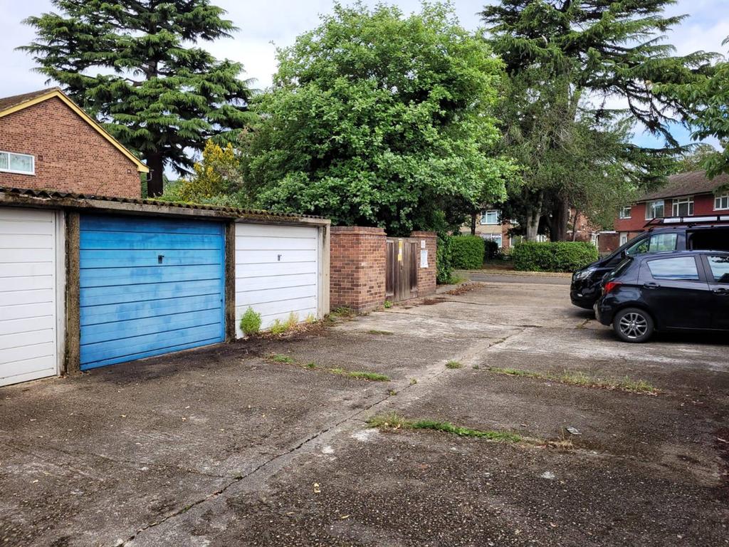 Ravenswood Gardens, Isleworth, TW7 Garage £35,000