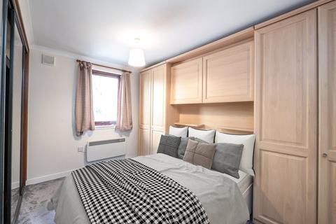 19/3 Damside, Edinburgh, EH4 3BB