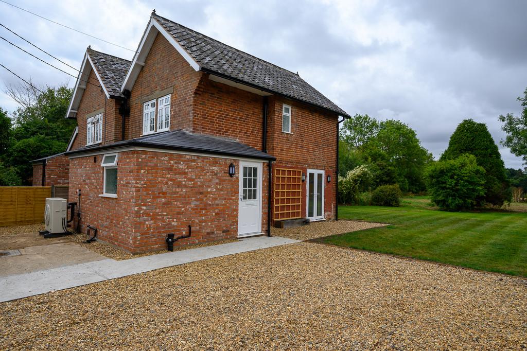 Willingham St Mary, Beccles 2 bed semidetached house £925 pcm (£213 pw)