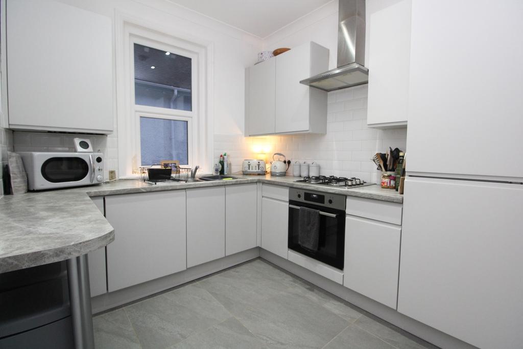 Penn Hill Avenue, Penn Hill, Poole 3 bed apartment to rent £1,600 pcm