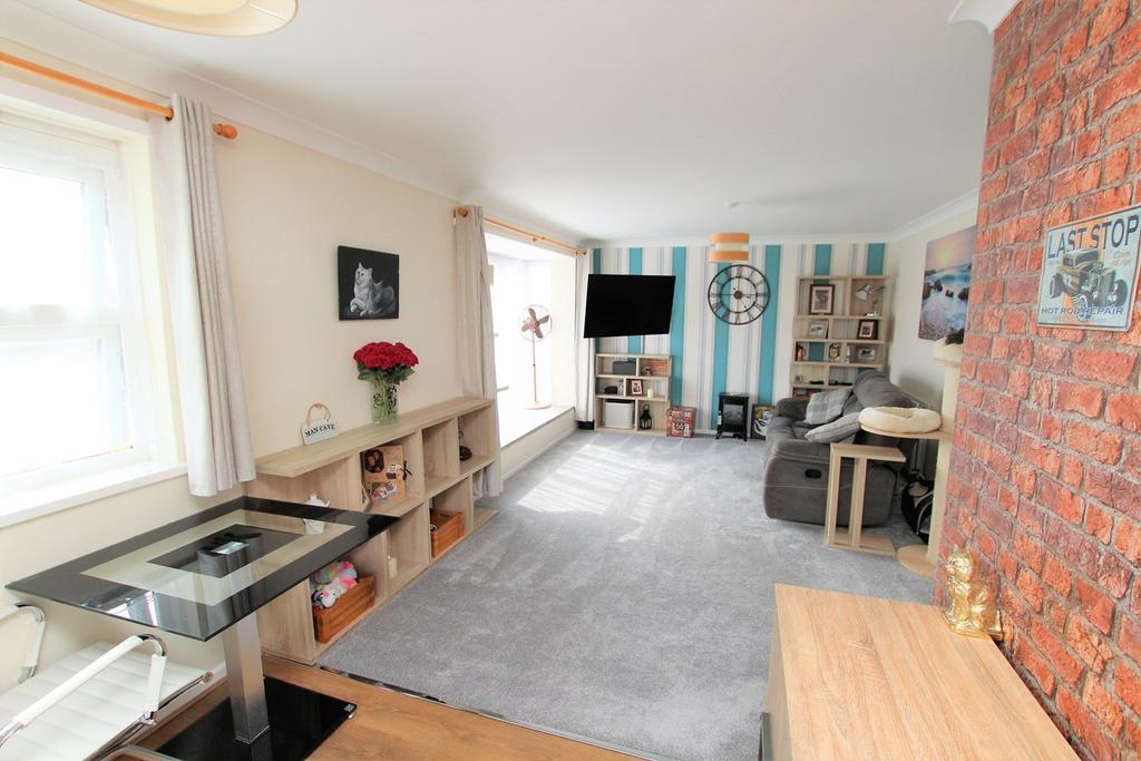 24 Market Close, Poole, BH15 2 bed apartment £225,000