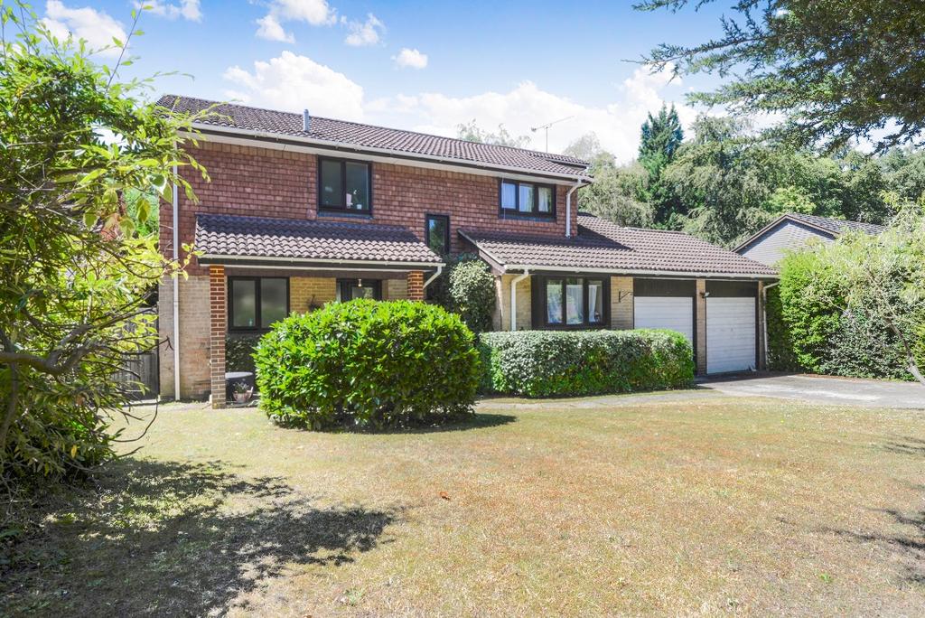 Beechwood Drive, Cobham, KT11 5 bed detached house £4,500 pcm (£1,038 pw)