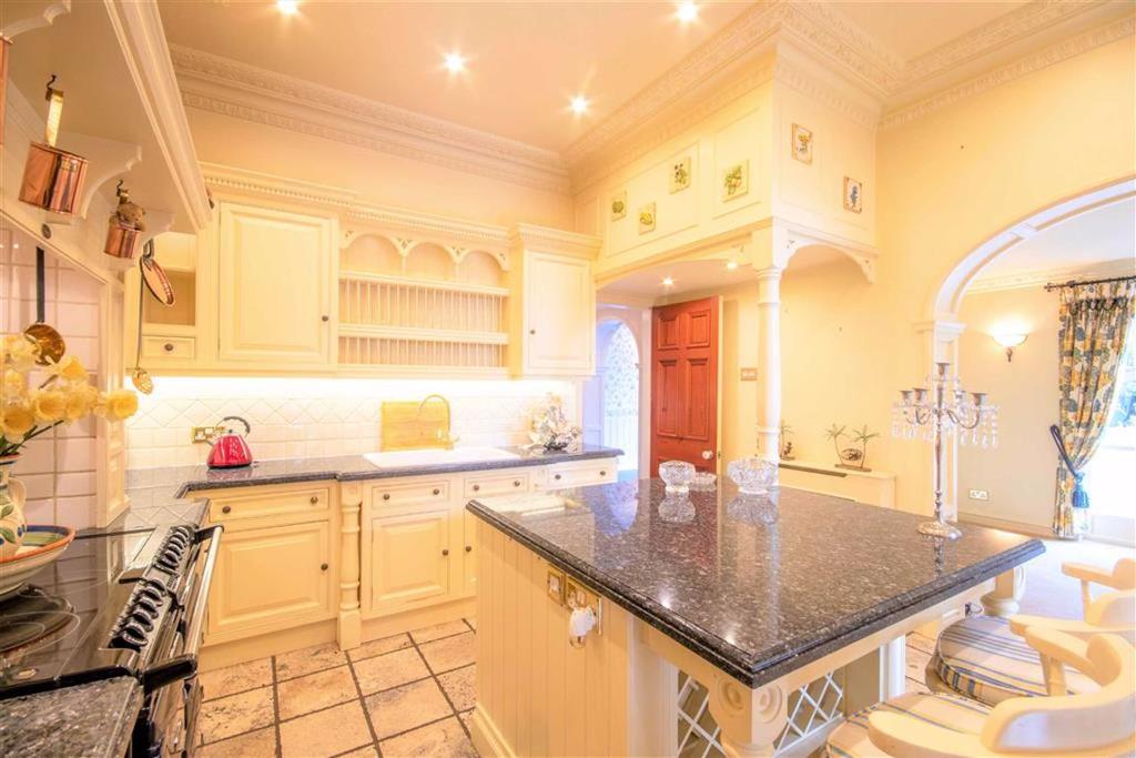 Wrexham Road, Whitchurch, SY13 6 bed detached house for sale £825,000
