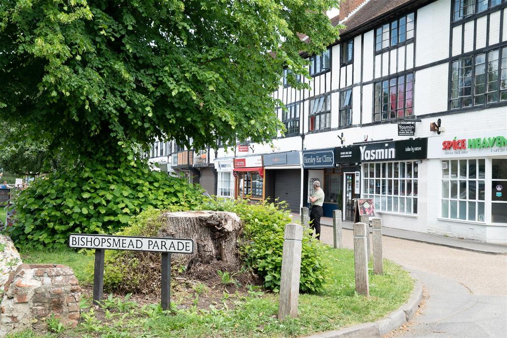 Parade, East Horsley Property £1,250 pcm (£288 pw)