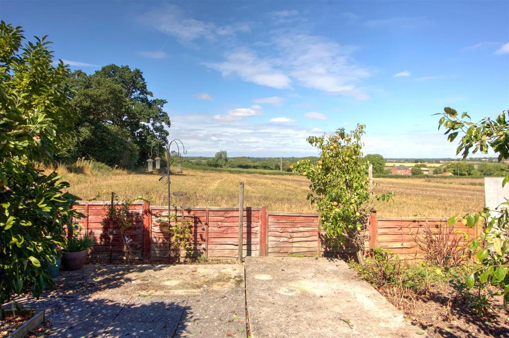 2 White Lion Park, Malmesbury 3 bed semidetached house £300,000