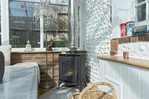 2, Chippers Cottage, 37 Castle Road, Worthing, BN13 1DB
