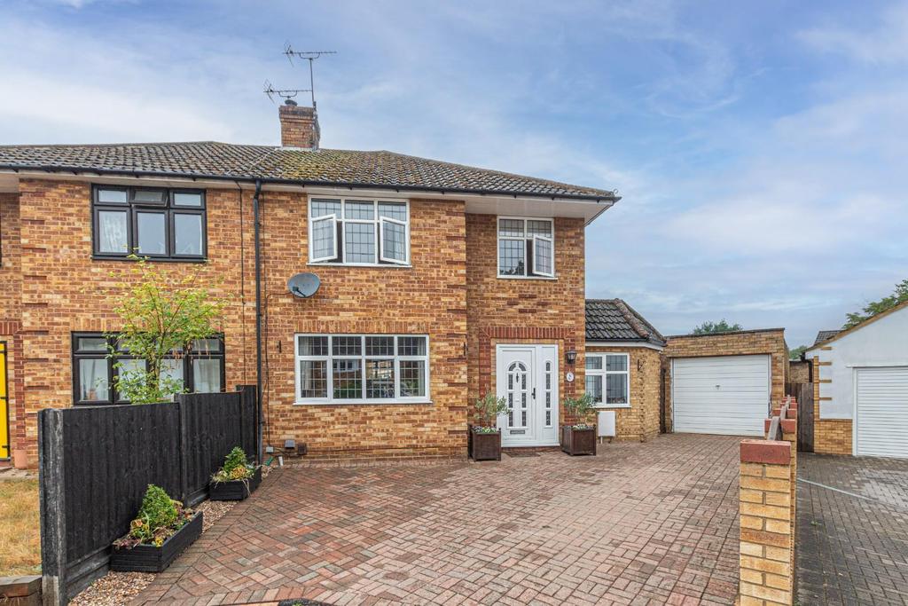 Harcourt Close, Leighton Buzzard, LU7 2ST 4 bed semidetached house for
