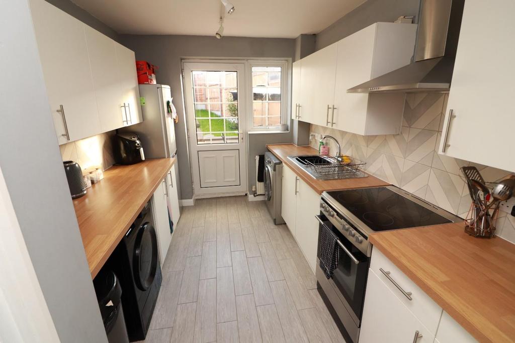 Kingscote, Yate, Bristol 3 bed end of terrace house £285,000