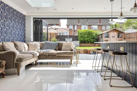 74 Queenswood Avenue, Hutton, Brentwood, CM13 1HX