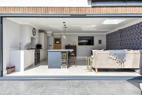 74 Queenswood Avenue, Hutton, Brentwood, CM13 1HX