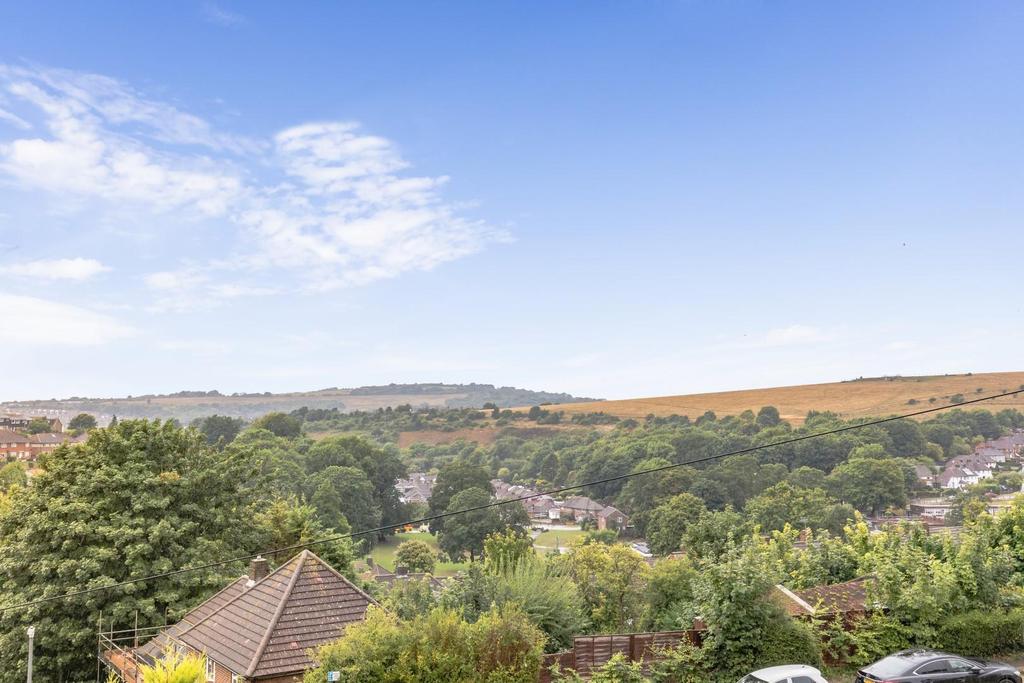 Auckland Drive, Brighton 3 bed semidetached house £350,000