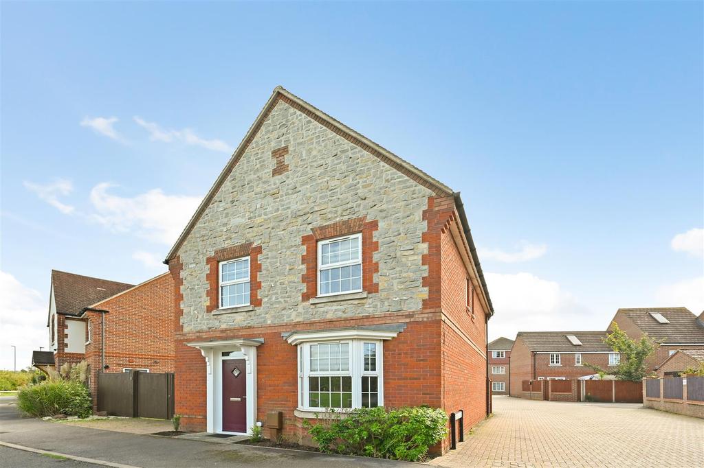 Blackthorn Avenue, Felpham 4 bed detached house £1,895 pcm (£437 pw)