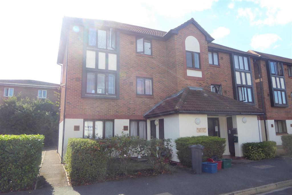 Berry Court, Raglan Close, Hounslow 1 bed flat £1,000 pcm (£231 pw)