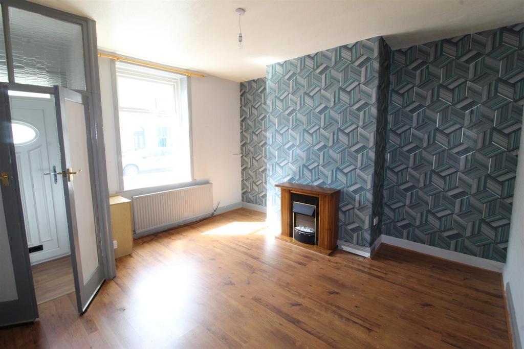 Pikes Lane, Glossop 2 bed terraced house £170,000