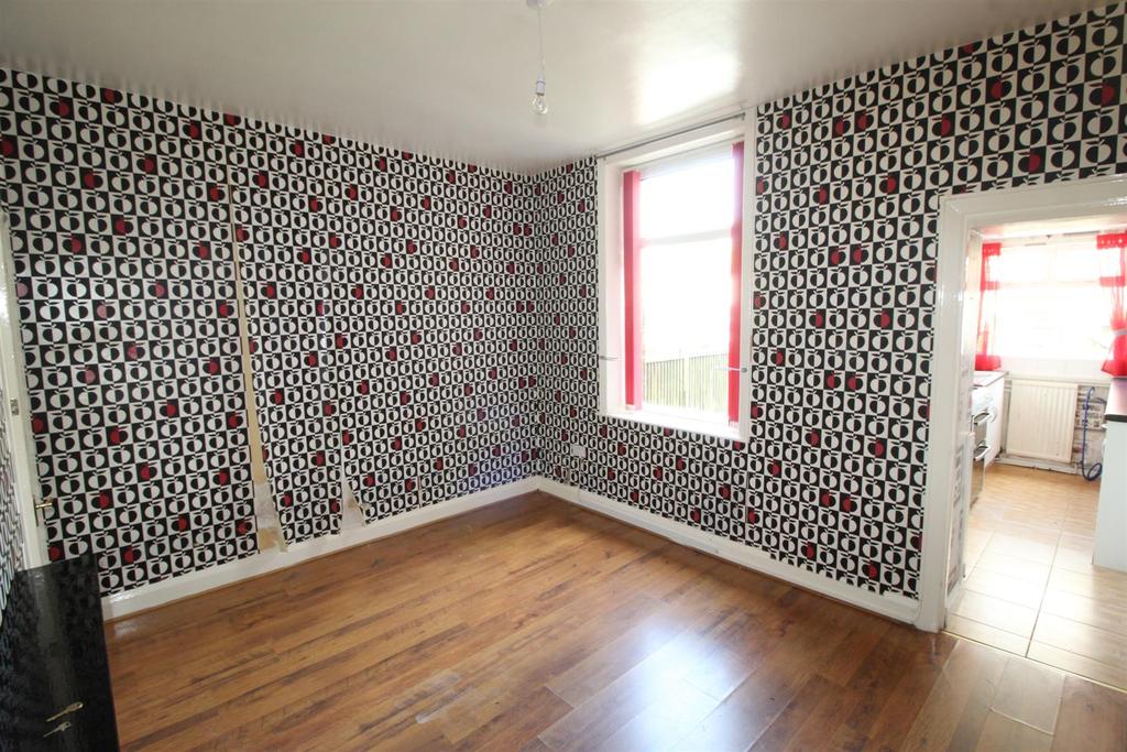 Pikes Lane, Glossop 2 bed terraced house £170,000