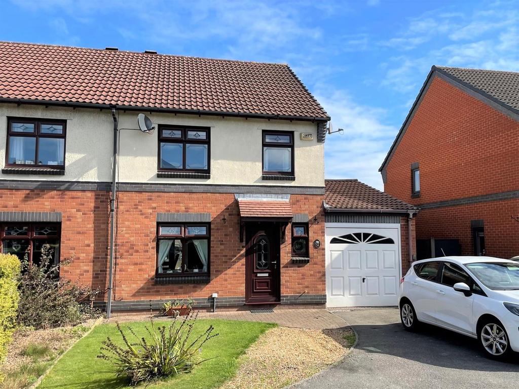 Drive, Leigh 3 bed semidetached house for sale £275,000