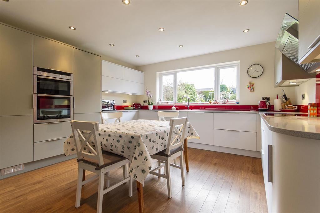 Brookside Glen, Brookside, Chesterfield 4 bed detached house £579,950