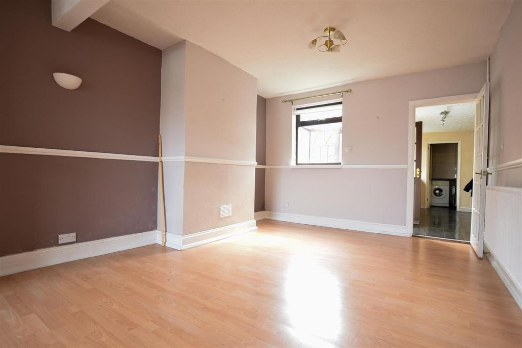 Wellingborough Road, Finedon, Wellingborough 3 bed house £825 pcm (£