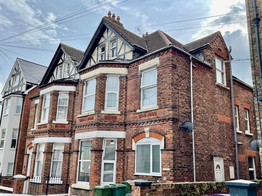 Connaught Road, Folkestone 2 bed flat £1,100 pcm (£254 pw)