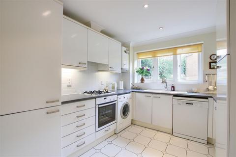 14 Village Park Close, Enfield, EN1 2SG