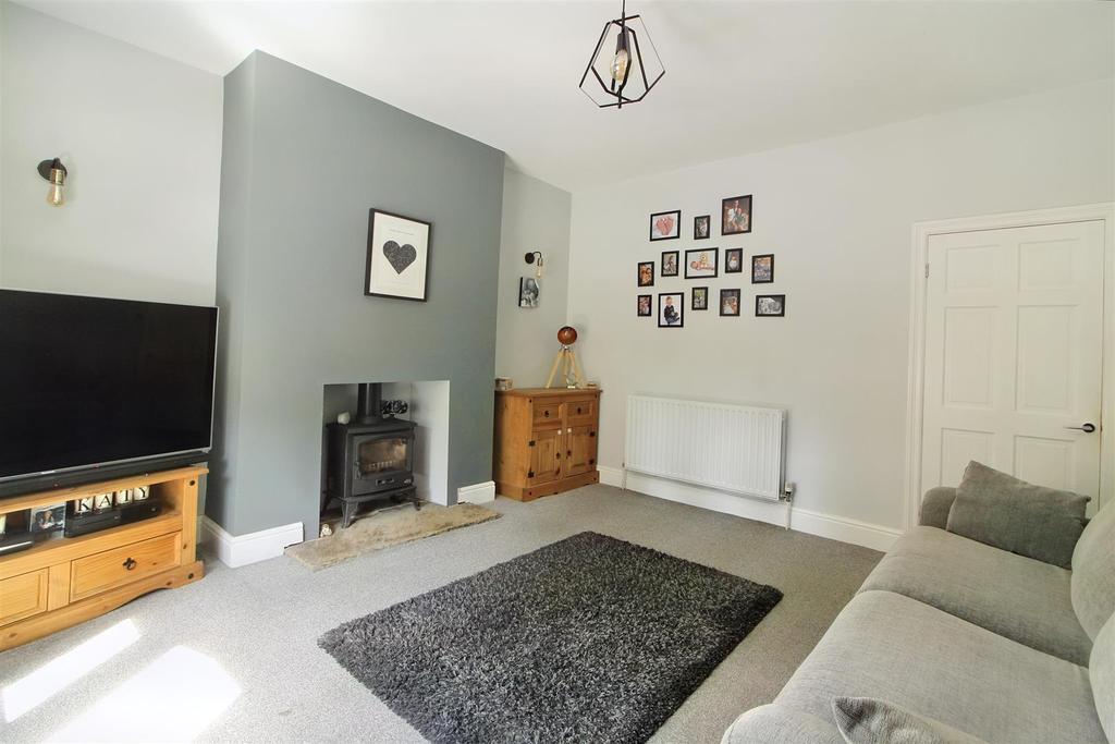 Victoria Street, Clayton West, Huddersfield, HD8 9NW 2 bed terraced