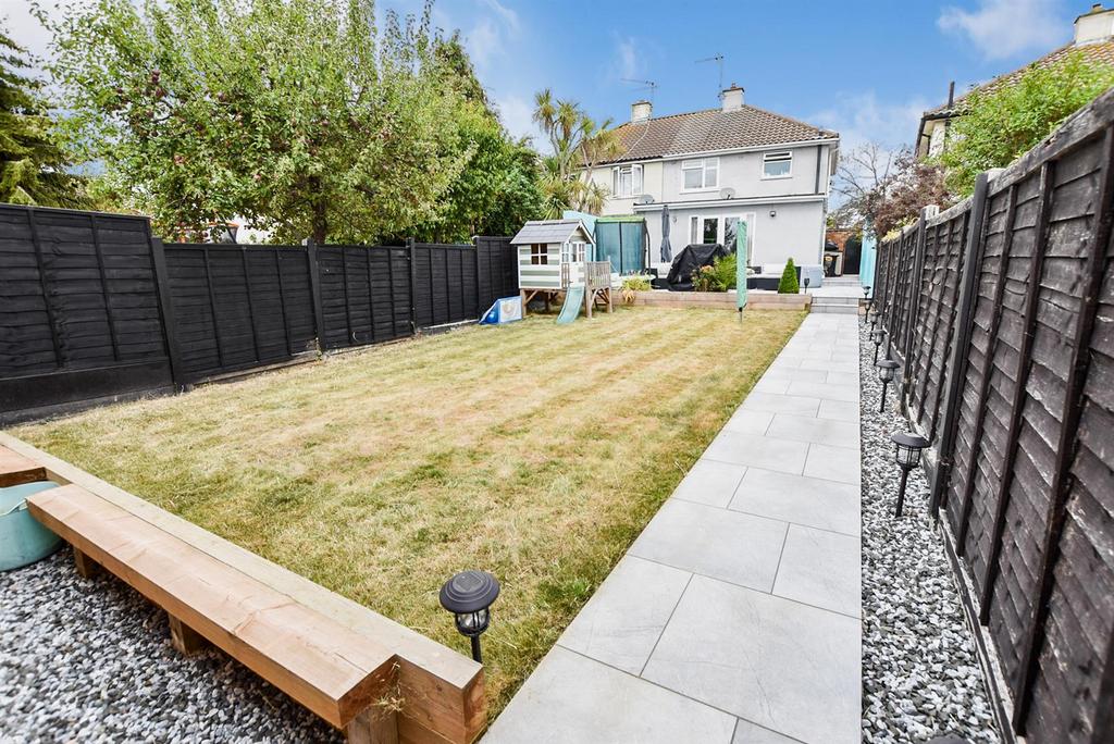 Blenheim Chase, LeighOnSea 3 bed semidetached house for sale £425,000