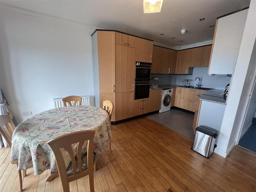 Open plan living room/ kitchen