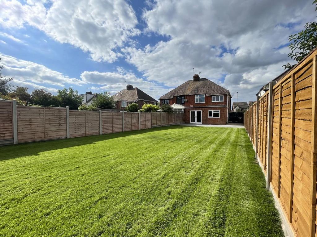 Cheltenham Road, Longlevens, Gloucester 3 bed semidetached house for