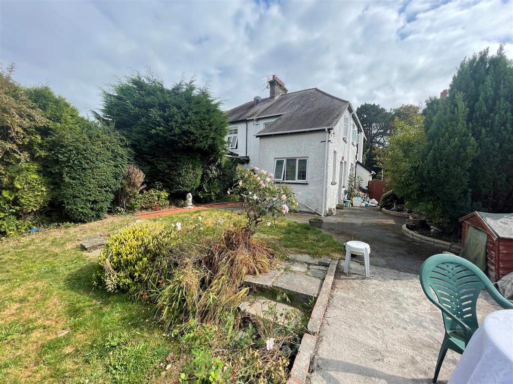 Parc Howard Avenue, Llanelli 4 bed semidetached house £325,000