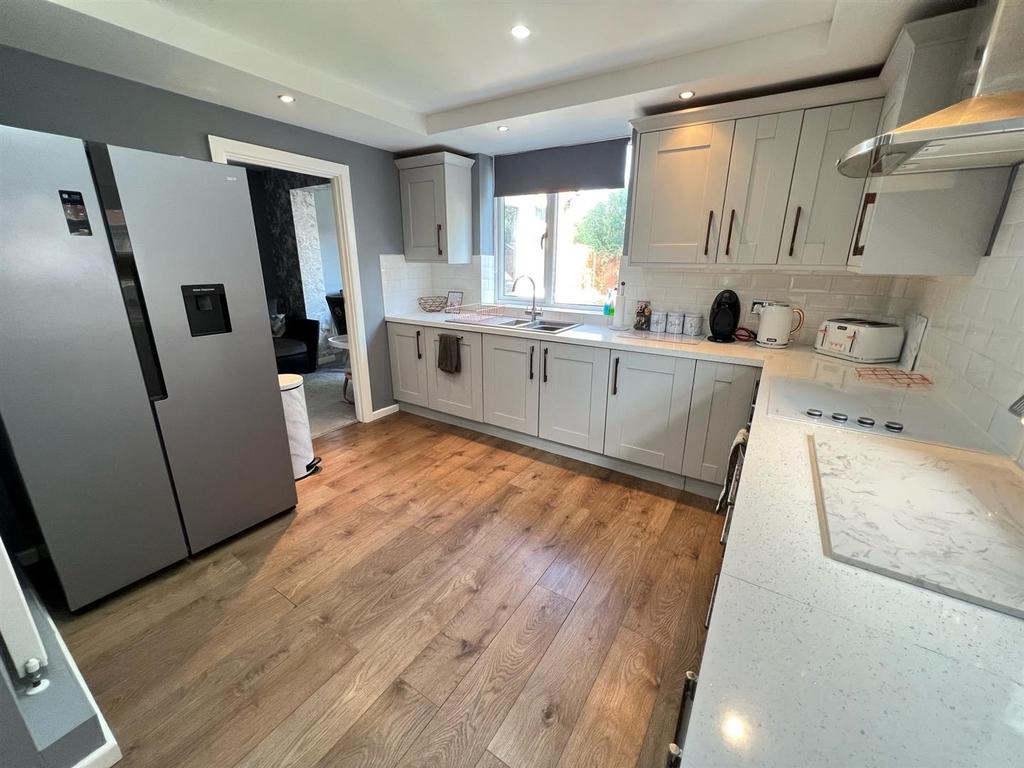 Bredon Avenue, Stourbridge, DY9 7NR 3 bed semidetached house £190,000