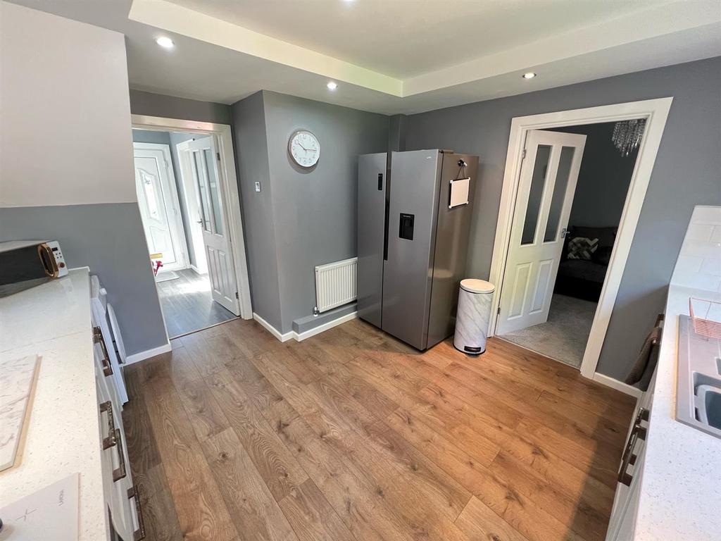 Bredon Avenue, Stourbridge, DY9 7NR 3 bed semidetached house £190,000