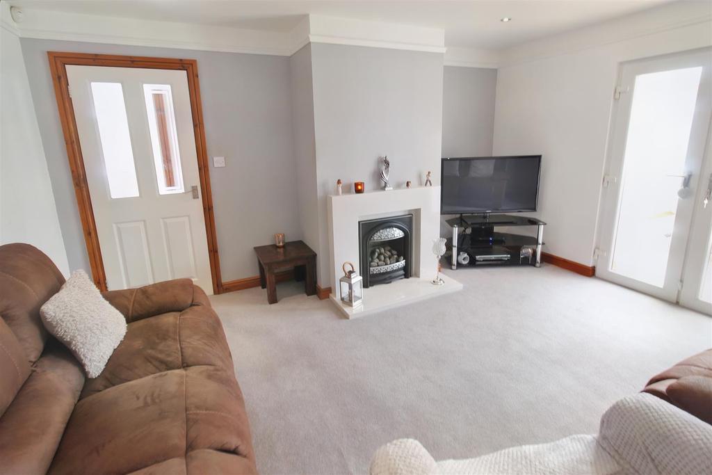Fenay Drive, Fenay Bridge, Huddersfield, HD8 0AB 2 bed semidetached