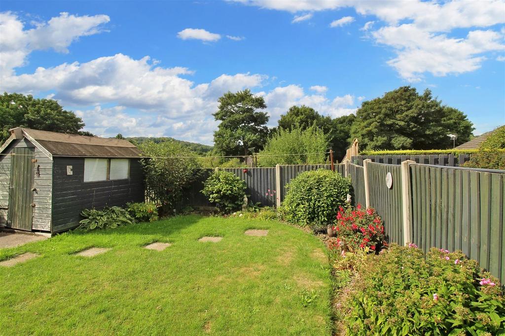 Fenay Drive, Fenay Bridge, Huddersfield, HD8 0AB 2 bed semidetached