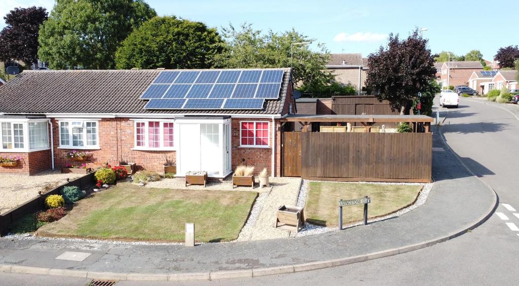 Livingstone Close, Rothwell, Kettering 2 bed semidetached bungalow £875 pcm (£202 pw)