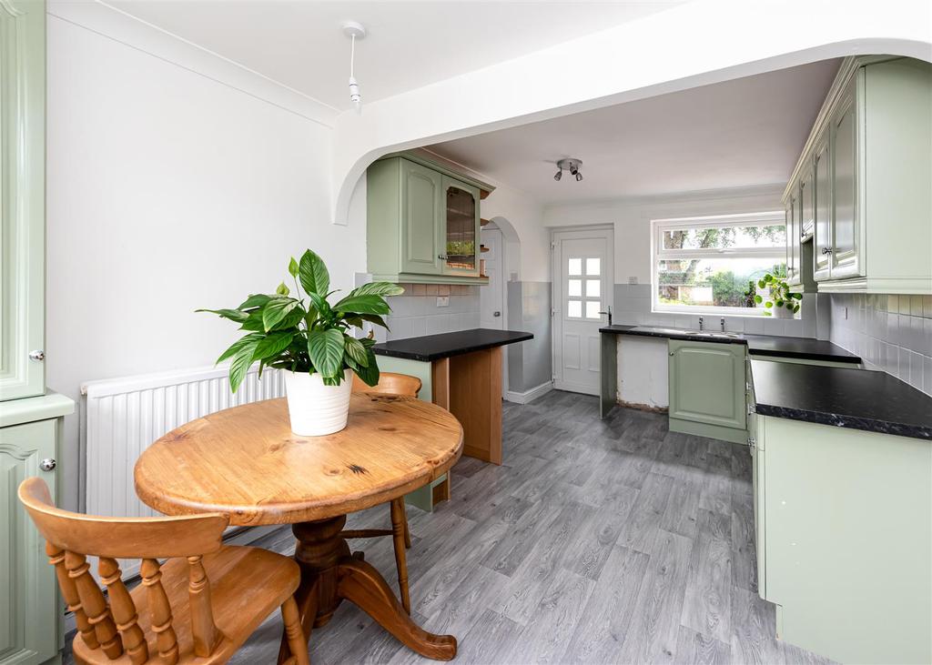 18 Dickinson Road, Wombourne, Wolverhampton 2 bed terraced house £875