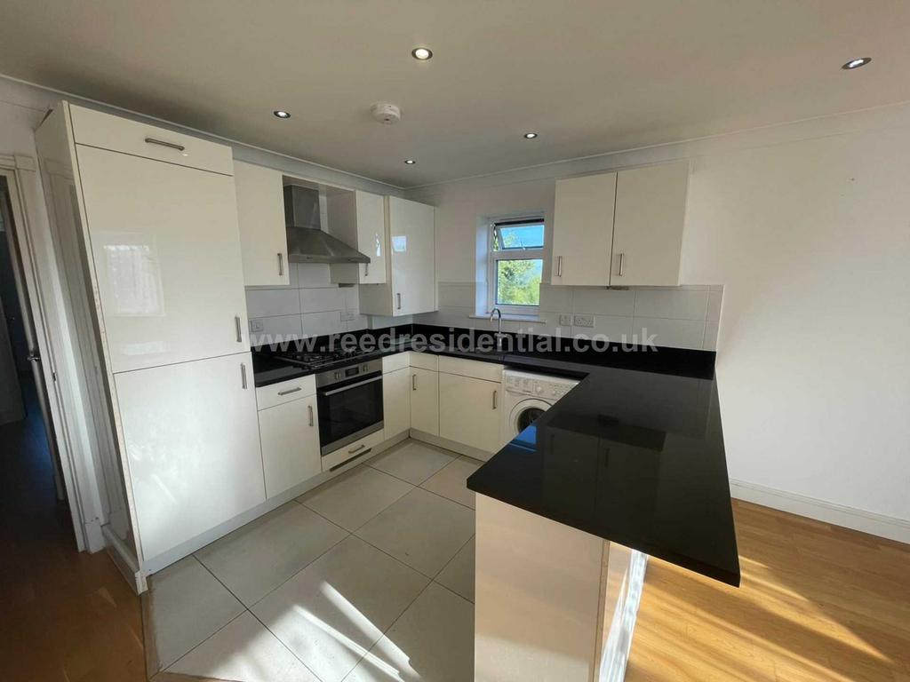 Bournehall Avenue, Bushey 2 bed flat to rent £1,400 pcm (£323 pw)