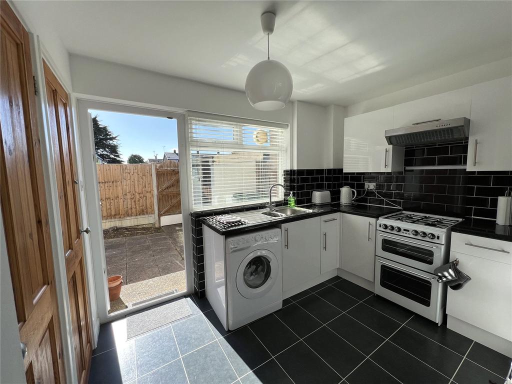 Falstones, Basildon, Essex, SS15 2 bed terraced house £1,100 pcm (£