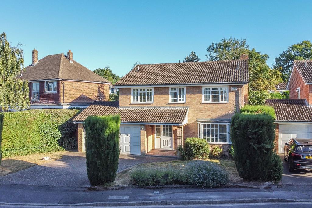 Derwent Close, Claygate, KT10 5 bed detached house £1,195,000