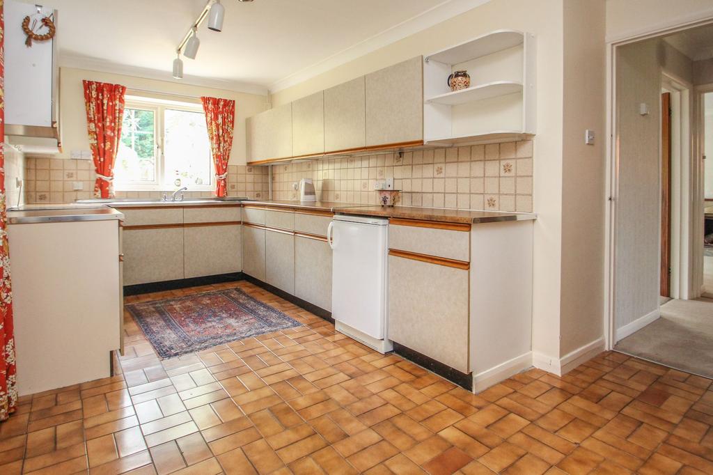 Derwent Close, Claygate, KT10 5 bed detached house £1,195,000