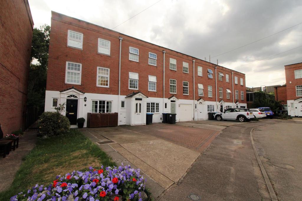 Blenheim Close, Winchmore Hill, N21 4 bed terraced house £2,500 pcm